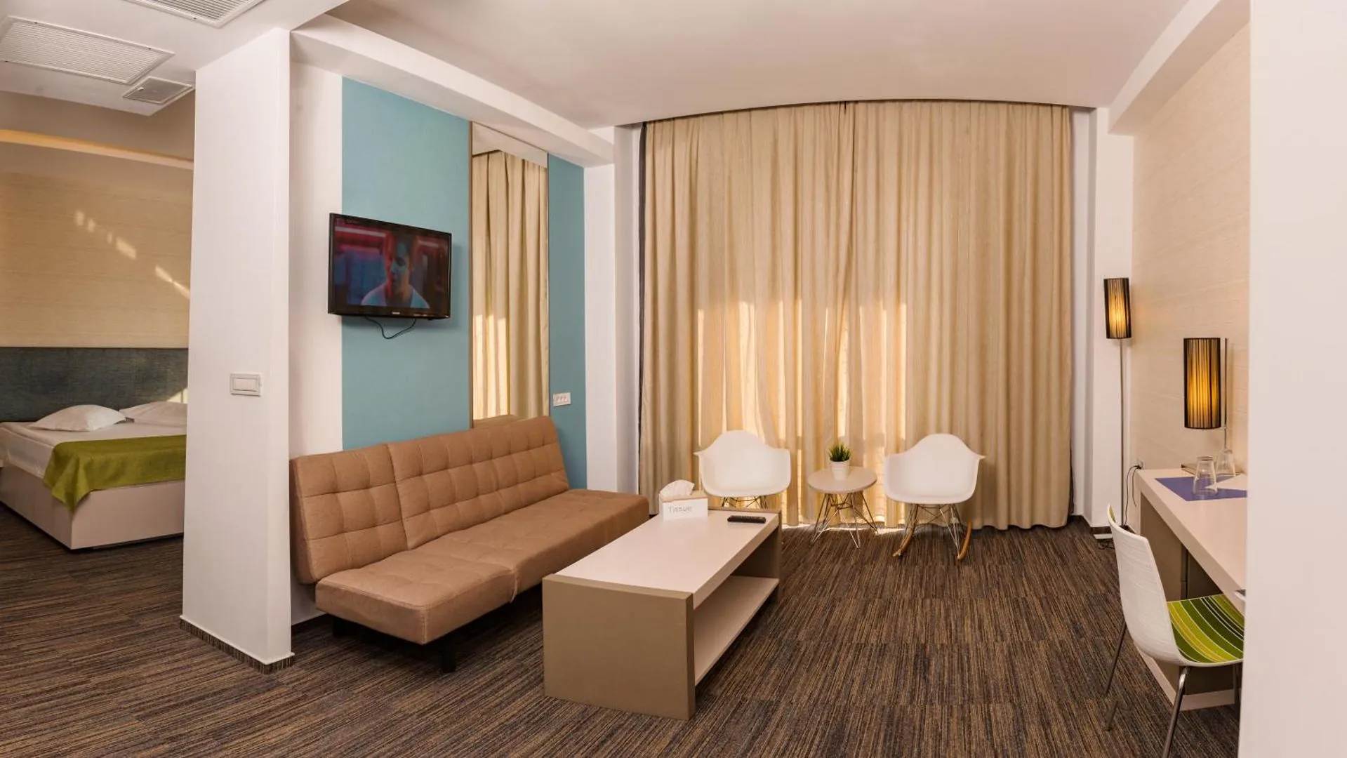 Suite spațioase cu cadă și canapea extensibilă